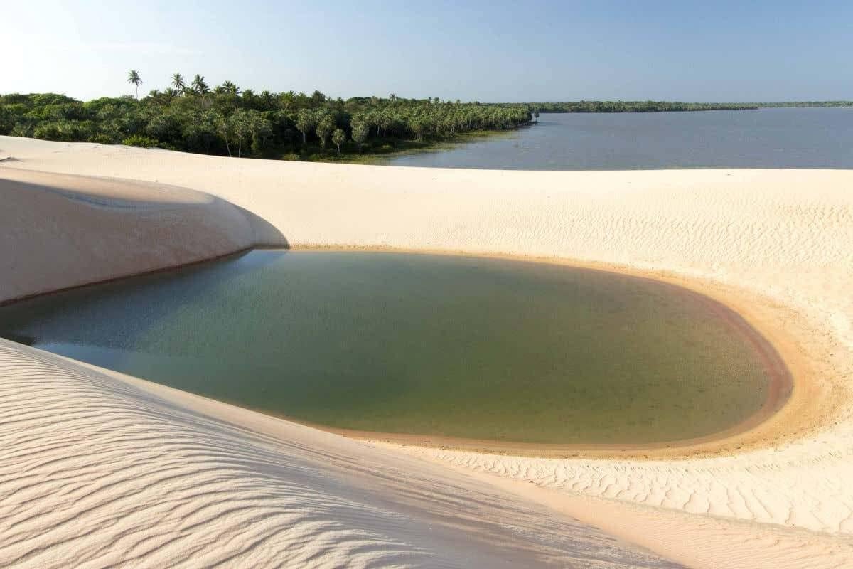 Lagoa entre dunas na região de Tatajuba