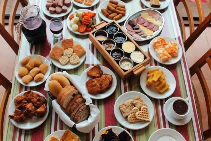 Mesa real de café colonial com pratos da Serra Gaúcha