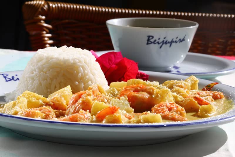 Peixe ao molho servido com arroz