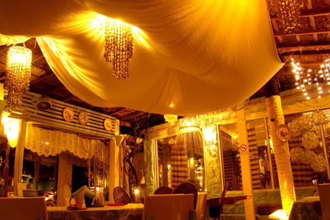Ambiente iluminado do Restaurante Beijupirá