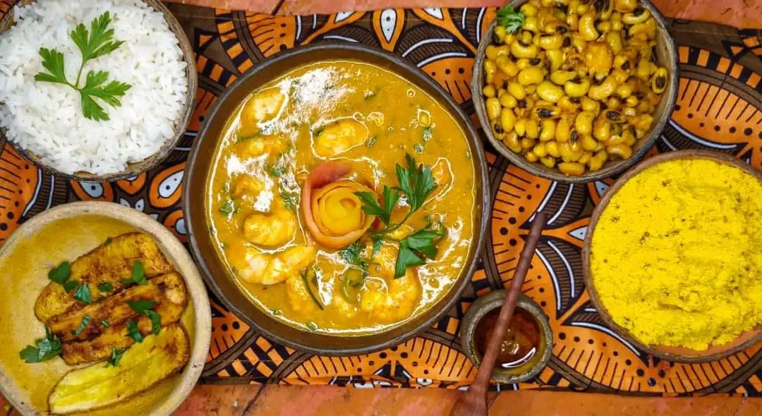 Moqueca baiana com acompanhamentos