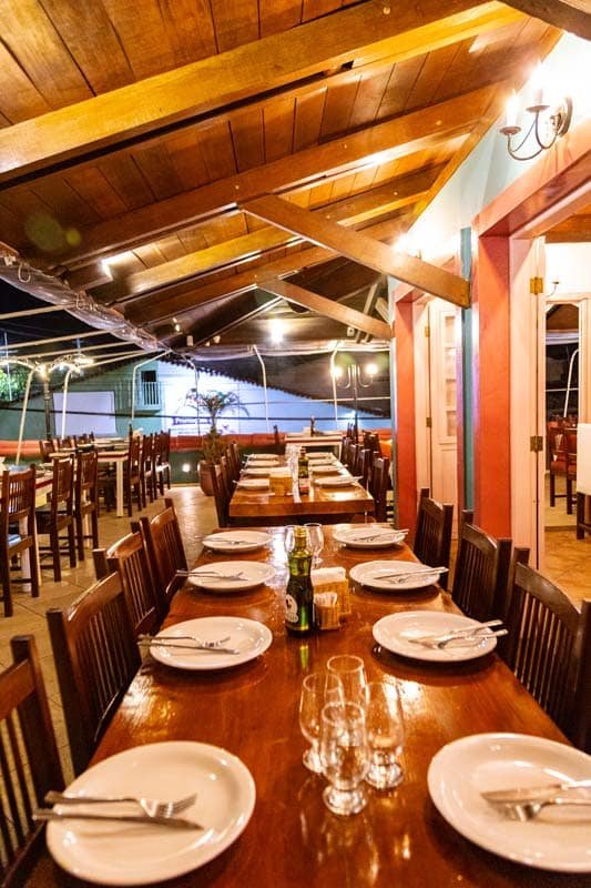 Mesas preparadas no Restaurante Colher de Pau