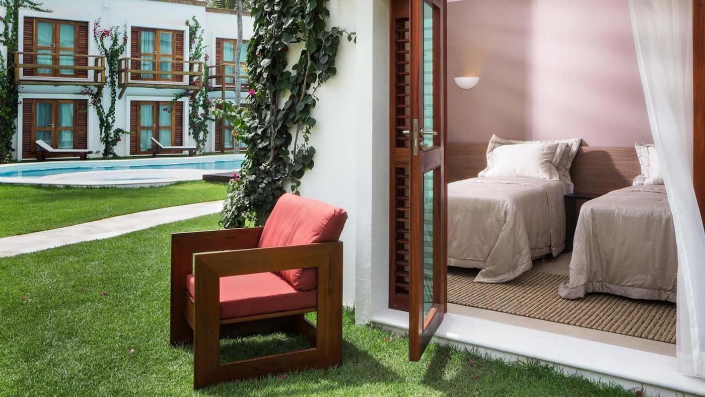 Quarto com acesso ao jardim e à piscina do Blue Residence Hotel