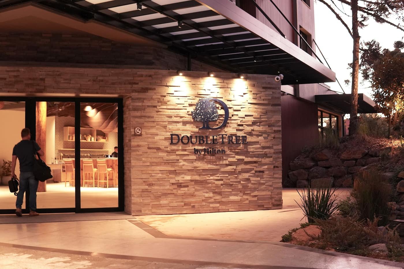 Entrada real do DoubleTree by Hilton Caracol Canela