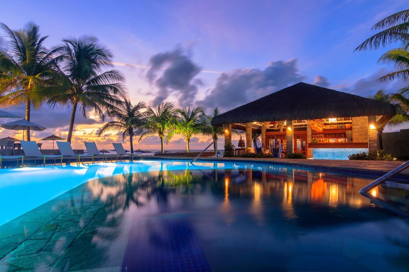 Piscina iluminada e bar do parque aquático do Village Porto de Galinhas