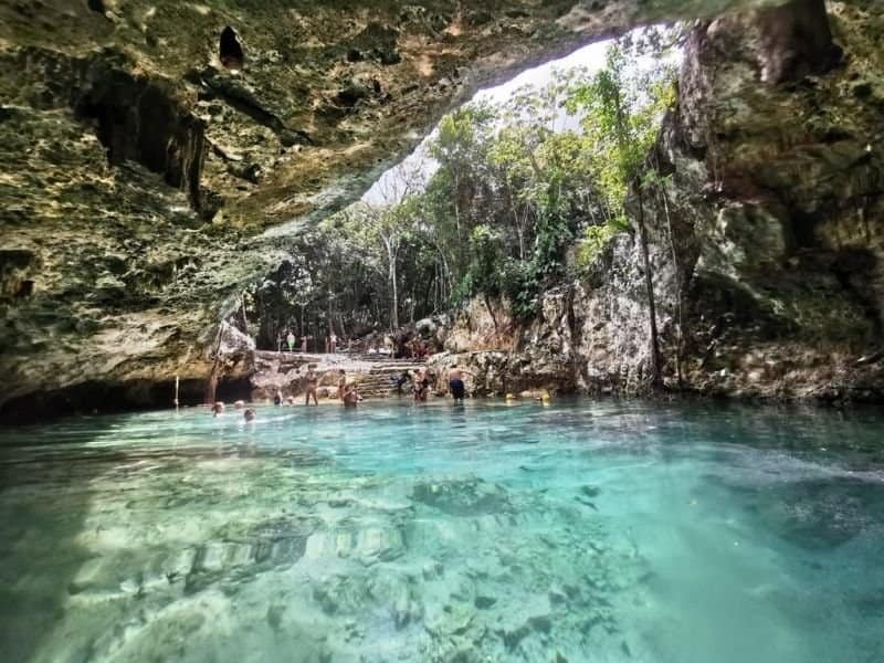 Águas claras da lagoa Kaan Luum