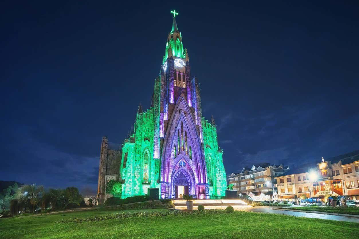 Catedral de Pedra iluminada à noite em Canela