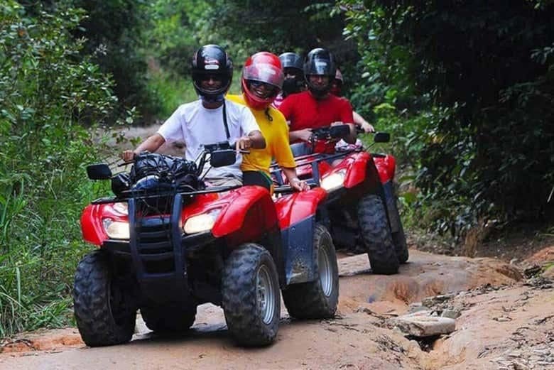 Passeio de quadriciclo por trilhas